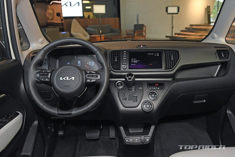 Bên trong Kia Ray Gravity 2023 là không gian nội thất không khác gì bản thường. Xe cũng có bảng đồng hồ kỹ thuật số với màn hình LCD 4,2 inch mới và tính năng làm mát ghế lái. Hàng ghế đầu tiên và thứ hai, bao gồm cả ghế lái, của xe đều có thể gập phẳng xuống sàn.