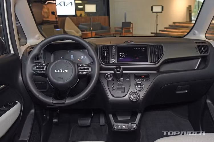 Bên trong Kia Ray Gravity 2023 là không gian nội thất không khác gì bản thường. Xe cũng có bảng đồng hồ kỹ thuật số với màn hình LCD 4,2 inch mới và tính năng làm mát ghế lái. Hàng ghế đầu tiên và thứ hai, bao gồm cả ghế lái, của xe đều có thể gập phẳng xuống sàn.