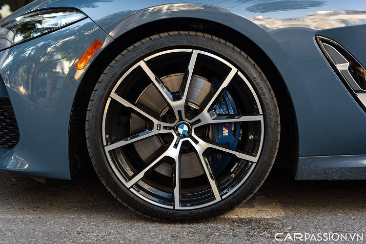 Mâm xe 5 chấu kép hình chữ Y có kích thước 20 inch, ẩn phía trong là cùm phanh M-Sport sơn màu xanh. Vị trí cột A có sự xuất hiện của mang cá khí động học.