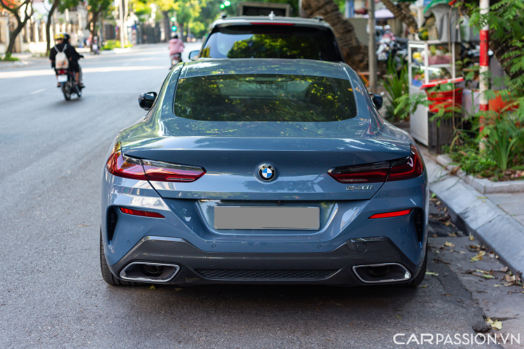 BMW 8-Series Coupe trang bị một số tính năng an toàn như: Cruise Control thích ứng, cảnh báo điểm mù chủ động, cảnh báo chệch làn, camera toàn cảnh, cảnh báo va chạm ngang phía sau…