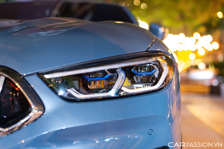 Cụm đèn pha trang bị trên xe là loại cao cấp LaserLight mang đến khả năng chiếu xa 650m. Đây cũng là bộ đèn LED có thiết kế sắc nét nhất.