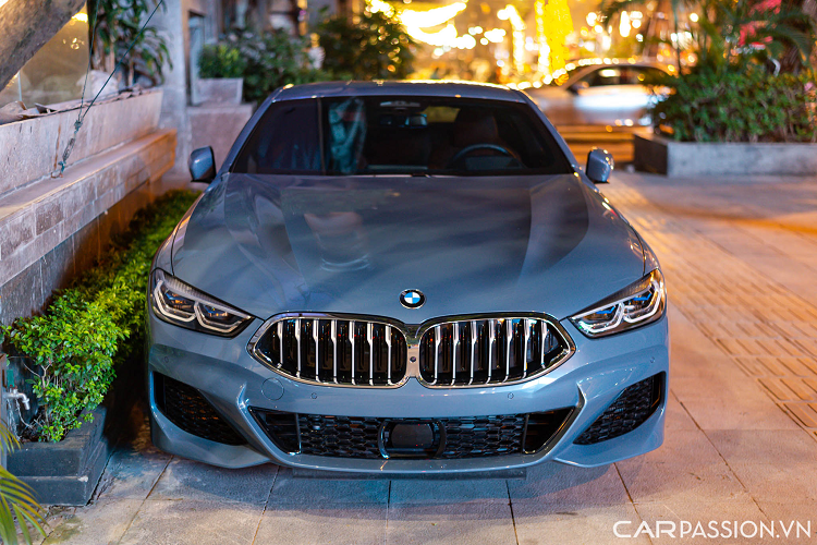 Ở phần ngoại thất, 840i Coupe sở hữu một số chi tiết đặc biệt phải kể đến như thiết kế mũi xe dài, thấp cá tính đi cùng lưới tản nhiệt đôi hình quả thận đặc trưng của BMW.