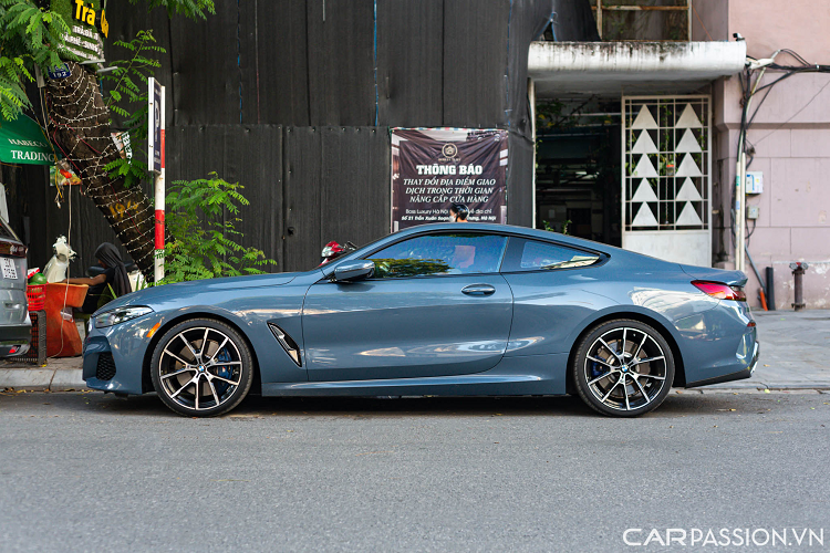 Nhìn sang thân xe, ta có thể thấy mui xe mềm mại, nóc xe được thiết kế hạ thấp và dốc dần về phía sau. Kích thước tổng thể BMW 840i Coupe (DxRxC) lần lượt là 4.843 x 1.902 x 1.341 (mm), chiều dài cơ sở 2.822 (mm).