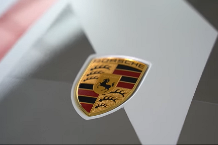 Nội thất trông sang trọng và dễ chịu nhưng không vì thế mà thiếu điểm thú vị. Tất cả các chất liệu được sử dụng bên trong đều là loại thuần chay, phù hợp mục tiêu thân thiện môi trường của một chiếc xe điện, và cụm đồng hồ là dạng trong suốt để che khuất tầm nhìn của người lái càng ít càng tốt.