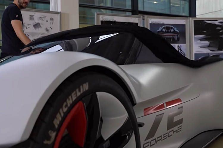 Không chỉ giới thiệu mẫu thiết kế của mình cho thế giới ảo, Porsche thậm chí còn kỳ công sản xuất một mô hình kích thước thật của Vision GT để trưng bày tại những triển lãm ô tô và góp mặt trong các video YouTube. Mới đây, tay đua xe mô phỏng nổi tiếng Jimmy Broadbent đã trở thành người đầu tiên được ngồi trong chiếc Vision GT ngoài đời thực, cho dù hơi đáng tiếc là vẫn chỉ có thể lái nó trong trò chơi.