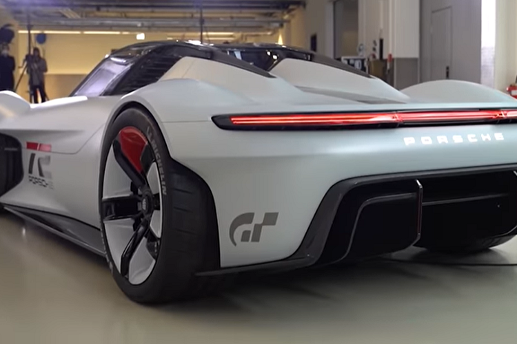 Ngay cả khi không thể lái được trên một đường đua nào đó, Porsche Vision GT vẫn là một mẫu concept rất ấn tượng. Như đã biết, chiếc xe đặc biệt này được làm bằng chất liệu sợi carbon và titan, và có thể nhận ra ngay là một chiếc Porsche, mặc dù có hình dáng đậm vẻ tương lai.