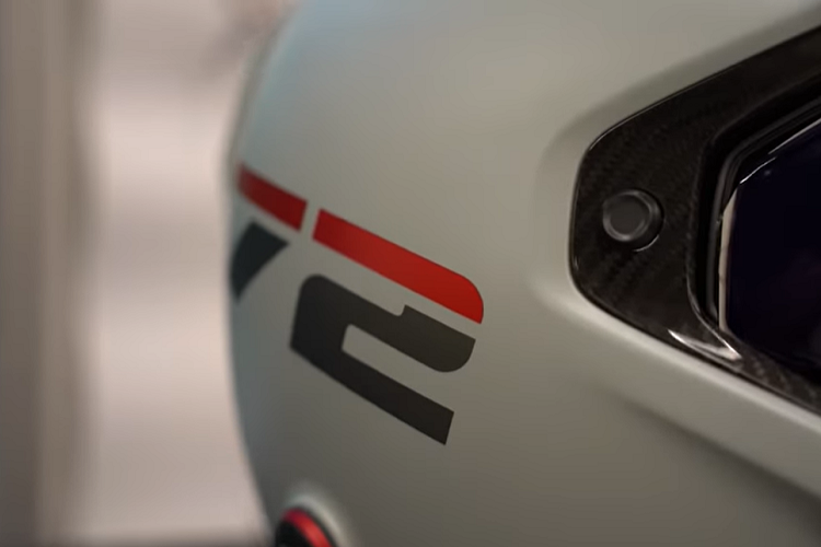 Chiếc xe Porsche Vision GT cho Gran Turismo 7 được đánh giá ở công suất 1.274 mã lực và điều đó chuyển thành hiệu suất vận hành đáng nể trong “Gran Turismo 7”.