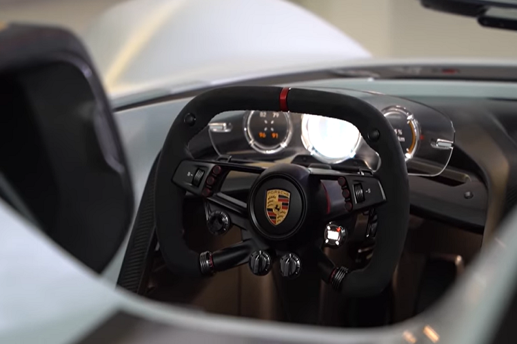 Mới được phát hành từ ngày 4 tháng 3, nhiều người có thể chưa có cơ hội thưởng thức trò chơi đua xe đỉnh cao này, nhưng với Broadbent, vì mục đích đánh giá, anh ấy đã chơi nó được vài ngày và nói rằng cả trò chơi lẫn chiếc xe đều rất thú vị.