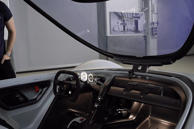 Nhưng với sự phát triển của công nghệ đua xe mô phỏng nói chung, và cụ thể là sự xuất hiện của trò chơi “Gran Turismo” mới, Porsche và các nhà sản xuất xe khác đang tìm cách tạo ra những chiếc xe concept mà mọi người thực sự có thể lái trong thế giới ảo.