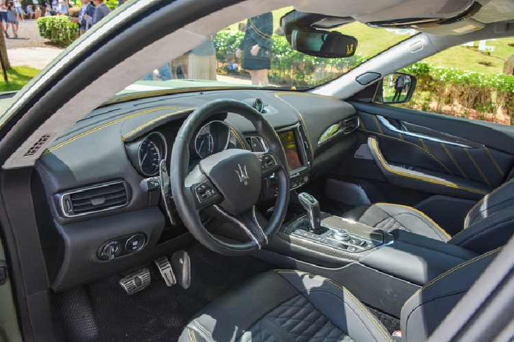 Sự kiện trưng bày dàn xe hơn 100 trăm tỷ đồng lần này còn có sự hiện diện của Porsche Cayenne Turbo GT, giá khởi điểm 12,25 tỷ đồng, chưa bao gồm các tùy chọn. Đây là biến thể mạnh mẽ nhất của dòng Cayenne Coupe. Dù mang ngoại hình của một chiếc SUV Coupe, nhưng xe có thể tăng tốc 0-100 km/h trong 3,3 giây, không kém những mẫu siêu xe, xe thể thao gầm thấp hai cửa.