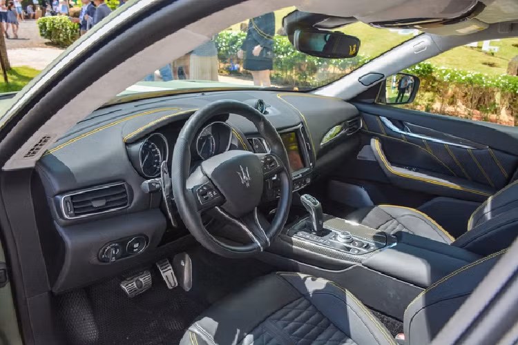 Sự kiện trưng bày dàn xe hơn 100 trăm tỷ đồng lần này còn có sự hiện diện của Porsche Cayenne Turbo GT, giá khởi điểm 12,25 tỷ đồng, chưa bao gồm các tùy chọn. Đây là biến thể mạnh mẽ nhất của dòng Cayenne Coupe. Dù mang ngoại hình của một chiếc SUV Coupe, nhưng xe có thể tăng tốc 0-100 km/h trong 3,3 giây, không kém những mẫu siêu xe, xe thể thao gầm thấp hai cửa.