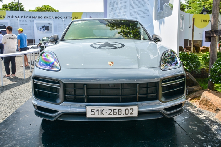 Bentley Bentayga First Edition đời 2016. Hầu hết dàn xe của ông Đặng Lê Nguyên Vũ sau khi mua về đều được chuyển sang tông màu đen, xám, trắng hoặc xanh lá mờ, và gần đây được dán chữ “UN” ở hai bên hông xe.