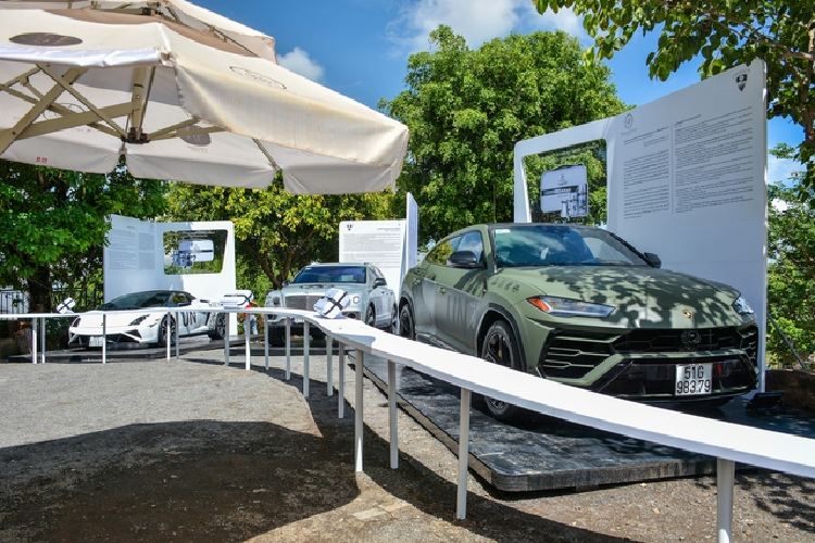 Hai chiếc Mercedes-AMG G 63 Edition 1 có giá khoảng 12-13 tỷ đồng thời điểm mới về Việt Nam. Đây là mẫu SUV địa hình hạng sang ưa chuộng của giới nhà giàu trong nước.