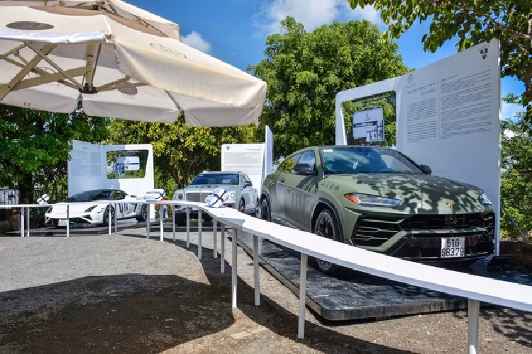 Hai chiếc Mercedes-AMG G 63 Edition 1 có giá khoảng 12-13 tỷ đồng thời điểm mới về Việt Nam. Đây là mẫu SUV địa hình hạng sang ưa chuộng của giới nhà giàu trong nước.