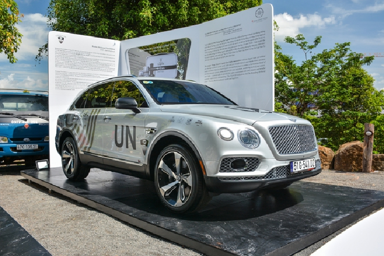 Acura NSX đời 2019 thu hút nhiều sự chú ý bởi chỉ có một chiếc duy nhất đang lăn bánh tại Việt Nam. Trước khi về tay ông Đặng Lê Nguyên Vũ, mẫu xe này thuộc sở hữu của một người chơi xe sống tại TP.HCM. Maserati Levante Trofeo Launch Edition có màu vàng nhưng đã chuyển sang màu xanh lá mờ. Xe có giá bán chính hãng 15,468 tỷ đồng, sản xuất giới hạn 100 chiếc trên toàn cầu