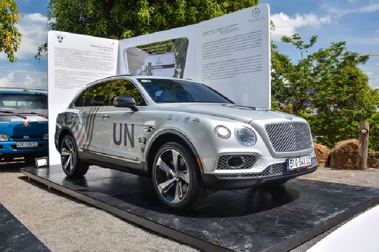 Acura NSX đời 2019 thu hút nhiều sự chú ý bởi chỉ có một chiếc duy nhất đang lăn bánh tại Việt Nam. Trước khi về tay ông Đặng Lê Nguyên Vũ, mẫu xe này thuộc sở hữu của một người chơi xe sống tại TP.HCM. Maserati Levante Trofeo Launch Edition có màu vàng nhưng đã chuyển sang màu xanh lá mờ. Xe có giá bán chính hãng 15,468 tỷ đồng, sản xuất giới hạn 100 chiếc trên toàn cầu