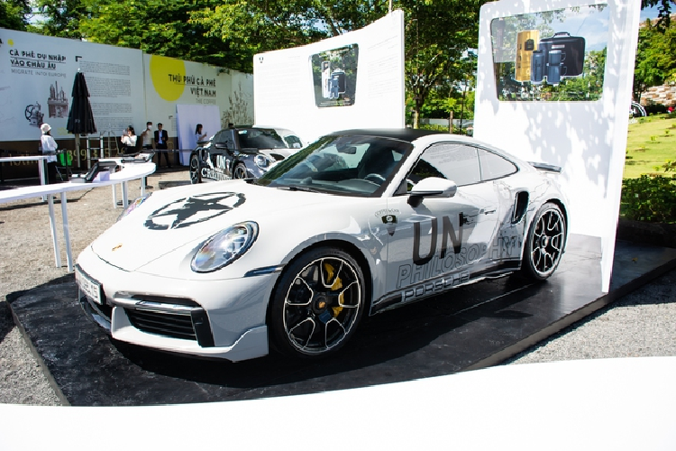 Cặp đôi Mercedes-AMG SLS GT Final Edition và Mercedes-AMG GT S. Ngoài hai mẫu xe kể trên, ông Đặng Lê Nguyên Vũ còn là chủ nhân của Mercedes-AMG GT R và Mercedes-AMG GT R Pro.