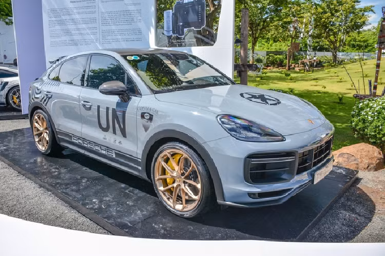 Lamborghini Gallardo LP560-4 Spyder độc nhất Việt Nam, do một đại lý tư nhân ở TP.HCM nhập về năm 2016. Xe thuộc phiên bản nâng cấp 2012, trước khi bị thay thế bởi Huracan vào năm 2013. Động cơ là loại V10 5.2L, cho khả năng tăng tốc 0-100 km/h trong 3,7 giây.