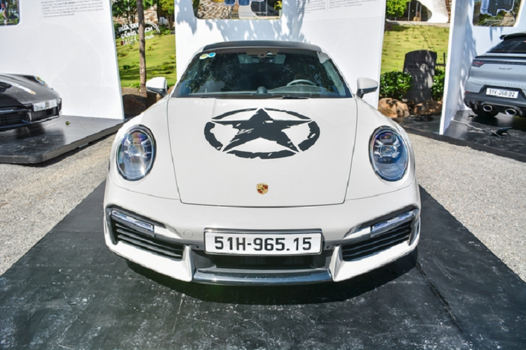 Tại Việt Nam, Porsche 911 Turbo S (màu trắng) và Porsche 911 Turbo Coupe (màu đen) có giá bán khởi điểm 15,33 tỷ đồng và 13,03 tỷ đồng. Phiên bản Turbo S mạnh mẽ hơn nhờ khối động cơ 6 xy-lanh 3.8L, tăng áp kép, cho công suất 650 PS và mô-men xoắn 800 Nm. Thời gian tăng tốc 0-100 km/h trong 2,7 giây. Có thể nói, ông Đặng Lê Nguyên Vũ là “fan cuồng” của thương hiệu Porsche. Ngoài hai mẫu xe kể trên, ông còn sở hữu hàng hiếm 918 Spyder, 930 Turbo hay 911 GT3 đời 2022.