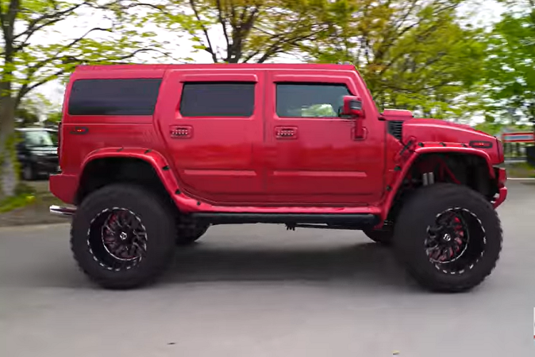 Có rất nhiều chiếc Hummer thú vị nhưng nổi bật nhất có lẽ là chiếc Hummer H2 bọc vàng, đi kèm lưới tản nhiệt đính kim cương và đèn pha LED màu tím.