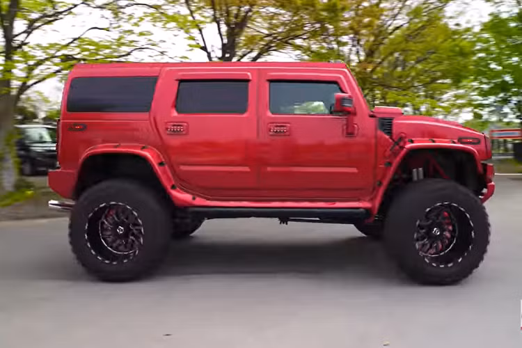 Có rất nhiều chiếc Hummer thú vị nhưng nổi bật nhất có lẽ là chiếc Hummer H2 bọc vàng, đi kèm lưới tản nhiệt đính kim cương và đèn pha LED màu tím.