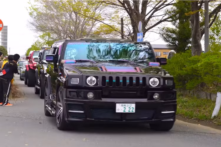 Mới đây, một triển lãm xe hơi tùy chỉnh của Mỹ diễn ra ở Nhật đã gây ấn tượng với những chiếc Hummer hàng hiếm độc lạ. 