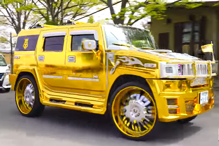 Ngoài ra, triển lãm còn có nhiều chiếc Corvette và Mustang, một chiếc Cadillac màu hồng và một chiếc xe Ford Crown Victoria Border Patrol được dán đề-can độc đáo.