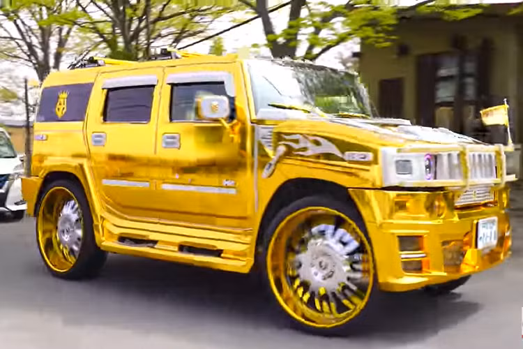 Ngoài ra, triển lãm còn có nhiều chiếc Corvette và Mustang, một chiếc Cadillac màu hồng và một chiếc xe Ford Crown Victoria Border Patrol được dán đề-can độc đáo.