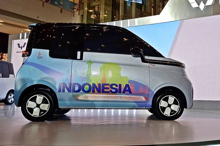 Điều này phần nào cho thấy Wuling thực sự nghiêm túc với việc bán ôtô điện tại quốc đảo Đông Nam Á. Ở thị trường Indonesia, Wuling Air ev thế hệ mới được đổi tên thành EV. Đặc biệt hơn, mẫu ô tô điện này còn là xe lắp ráp nội địa, được sản xuất tại nhà máy ở Cikarang, bang Tây Java của Indonesia.