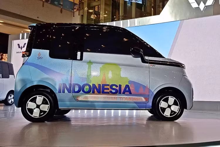 Điều này phần nào cho thấy Wuling thực sự nghiêm túc với việc bán ôtô điện tại quốc đảo Đông Nam Á. Ở thị trường Indonesia, Wuling Air ev thế hệ mới được đổi tên thành EV. Đặc biệt hơn, mẫu ô tô điện này còn là xe lắp ráp nội địa, được sản xuất tại nhà máy ở Cikarang, bang Tây Java của Indonesia.