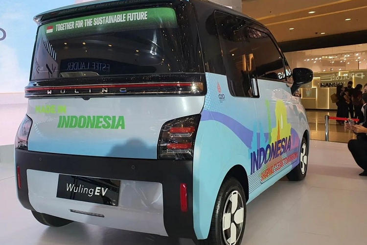 Thông tin về hệ truyền động của Wuling EV ở Indonesia cũng được giữ kín. Ở Trung Quốc, mẫu xe này được trang bị mô-tơ điện mạnh 40 mã lực, truyền động đến cầu trước. Mô-tơ điện kết hợp với cụm pin lithium-sắt-photphat (LiFePO4), hứa hẹn giúp xe chạy được 305 km sau khi sạc đầy pin.