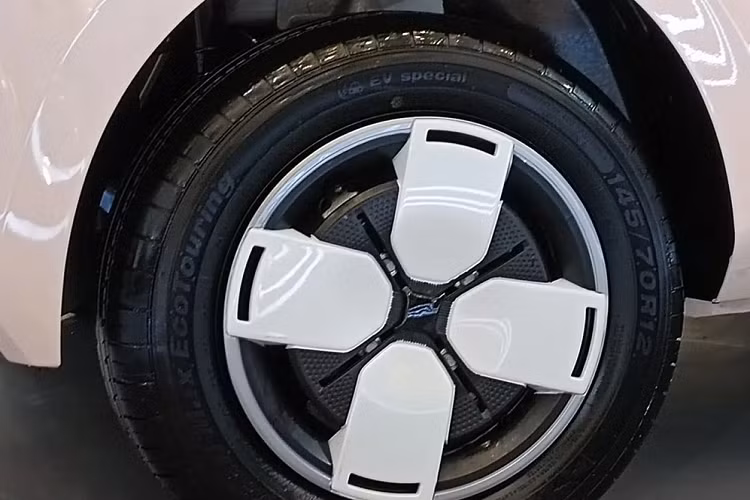 Tương tự "chiến thần doanh số" Hongguang Mini EV, Wuling EV cũng lấy cảm hứng thiết kế từ các mẫu xe kei car của Nhật Bản. Điểm nhấn đập vào mắt của mẫu ô tô điện này là dải đèn LED định vị ban ngày vắt ngang đầu xe. Bao quanh dải đèn này là nẹp mạ crôm kéo dài đến tận ốp gương ngoại thất.