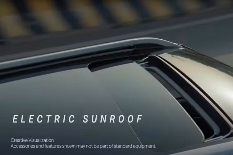 Bước vào bên trong Suzuki Brezza 2022, người dùng sẽ được chào đón bằng không gian nội thất hiện đại và nhiều công nghệ hơn. Nhiều chi tiết nội thất của mẫu SUV hạng A này giống với người anh em Suzuki Baleno 2022 như mặt táp-lô, bảng đồng hồ, vô lăng và màn hình thông tin giải trí. Trong đó, màn hình trung tâm của xe có kích thước 9 inch, nằm độc lập trên mặt táp-lô và hỗ trợ Apple CarPlay/Android Auto, hệ thống định vị, tính năng cập nhật phần mềm qua WiFi cũng như tính năng ra lệnh bằng giọng nói với câu lệnh "Hi Suzuki".