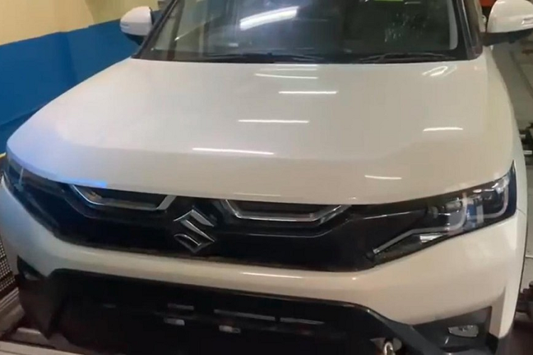 Chẳng còn bao lâu nữa, mẫu SUV giá rẻ Suzuki Brezza 2022 mới sẽ chính thức trình làng tại thị trường Ấn Độ. Tuy nhiên, trước thời điểm đó, liên doanh Maruti Suzuki đã chẳng thể giữ kín được hình ảnh và thông tin của mẫu SUV hạng A này.