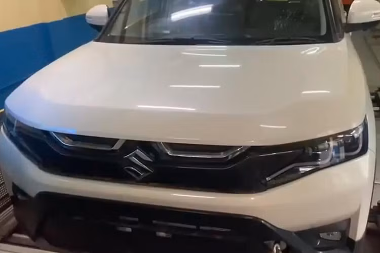 Chẳng còn bao lâu nữa, mẫu SUV giá rẻ Suzuki Brezza 2022 mới sẽ chính thức trình làng tại thị trường Ấn Độ. Tuy nhiên, trước thời điểm đó, liên doanh Maruti Suzuki đã chẳng thể giữ kín được hình ảnh và thông tin của mẫu SUV hạng A này.