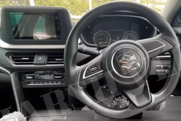 Trái với đầu xe, thiết kế bên sườn của Suzuki Brezza 2022 chỉ được cải tiến nhẹ với nẹp thân xe màu đen rộng hơn và bộ vành hợp kim phối 2 màu mới. Trong khi đó, đằng sau mẫu SUV hạng A này có thêm cụm đèn hậu thể thao hơn, tem chữ nổi "Brezza" mới cùng cửa cốp và cản va nâng cấp. Nhìn chung, thiết kế tổng thể của Suzuki Brezza 2022 vẫn giữ nguyên như cũ, không có sự thay đổi ở các tấm thân vỏ trên xe. Những trang bị như ốp gương chiếu hậu tích hợp đèn báo rẽ, cột sơn màu đen, baga nóc và cánh gió mui vẫn được bê nguyên từ phiên bản cũ sang.