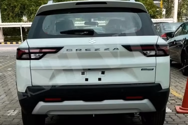 Qua đoạn video dài khoảng 30 giây mới được lan truyền trên mạng, có thể thấy Suzuki Brezza 2022 giá rẻ thay đổi đáng kể trong thiết kế ngoại thất. Theo đó, xe được bổ sung đầu xe hoàn toàn mới với cụm đèn pha, dải đèn LED định vị ban ngày, lưới tản nhiệt, hốc đèn sương mù và cản trước khác biệt. Bên trên là nắp ca-pô hình vỏ sò phẳng hơn và ít đường dập gân.