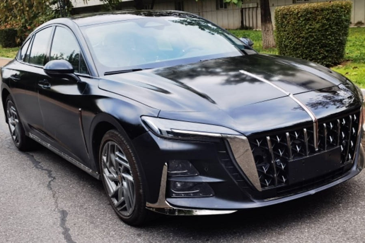 Vào hồi tháng 1 đầu năm nay, hình ảnh phác họa đầu tiên của mẫu ô tô Trung Quốc Hồng Kỳ (Hongqi) H6 đã được hé lộ. Mãi đến nay, mẫu xe Hồng Kỳ H6 2023 mới lộ diện hoàn toàn trước ngày ra mắt chính thức.