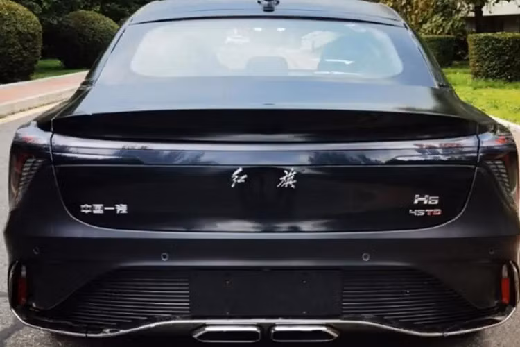 Nhìn từ bên sườn, mẫu xe Hồng Kỳ H6 lộ rõ thiết kế coupe 4 cửa với nóc dốc dần về phía sau, nối mượt mà đến cửa cốp. Tại đây, mẫu xe Trung Quốc này có những đường dập gân uốn cong mềm mại, logo nằm dọc màu đỏ của thương hiệu Hồng Kỳ sau chắn bùn trước và nẹp mạ crôm dưới cửa. Thêm vào đó là bộ vành với thiết kế đa chấu khá phức tạp và tạo cảm giác thể thao.