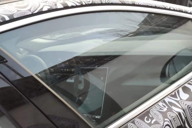 Ở chính giữa lưới tản nhiệt cũng có logo dạng đường kẻ màu đỏ đặc trưng của thương hiệu Hồng Kỳ, kéo dài lên nắp ca-pô. Bên cạnh đó là hệ thống đèn 2 tầng trên đầu xe. Nằm bên trên là dải đèn LED định vị ban ngày khá hẹp trong khi cụm đèn pha chính được đặt phía dưới và chia thành 2 tầng. Ngoài ra, ở hai góc cản trước còn có thêm nẹp mạ crôm trang trí.