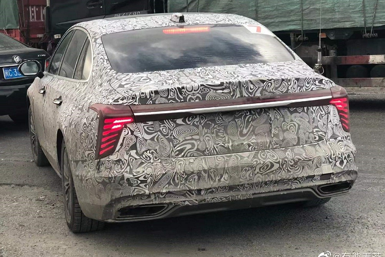 Đồng thời, mẫu xe này sẽ nằm giữa H5 và H7 trong dòng sản phẩm của hãng Hồng Kỳ. Theo kế hoạch, Hồng Kỳ H6 sẽ chính thức trình làng trong triển lãm Ô tô Quảng Châu 2022 diễn ra vào tháng 11 năm nay. Sau đó, đến quý I năm 2023, xe sẽ được bán ra tại thị trường Trung Quốc.