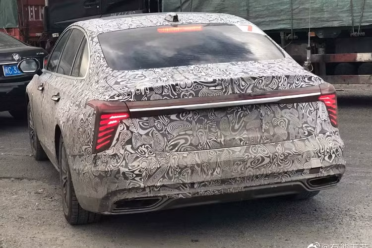 Đồng thời, mẫu xe này sẽ nằm giữa H5 và H7 trong dòng sản phẩm của hãng Hồng Kỳ. Theo kế hoạch, Hồng Kỳ H6 sẽ chính thức trình làng trong triển lãm Ô tô Quảng Châu 2022 diễn ra vào tháng 11 năm nay. Sau đó, đến quý I năm 2023, xe sẽ được bán ra tại thị trường Trung Quốc.