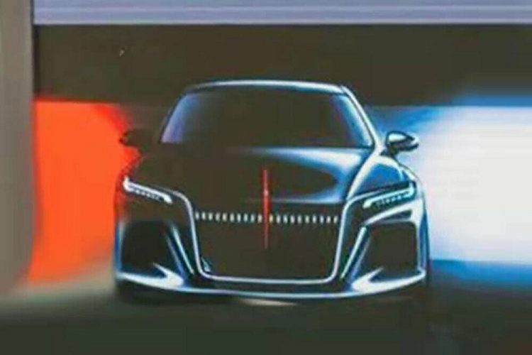 Phía sau Hồng Kỳ H6 là cụm đèn hậu nằm vắt ngang đuôi xe quen thuộc. Cụm đèn hậu này cũng được thiết kế với cảm hứng từ Thiên An Môn của Trung Quốc. Ngay phía trên đèn hậu là cánh gió nhỏ vuốt nhẹ, tích hợp vào nắp cốp sau. Chưa hết, Hồng Kỳ H6 còn có hốc gió giả trên cản sau với kích thước lớn, được bao quanh bằng viền mạ crôm uốn cong. Bên dưới chi tiết này là 2 đầu ống xả giả khá hẹp, được đặt ở giữa thay vì 2 bên.