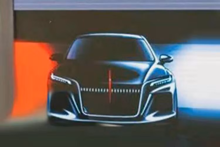 Phía sau Hồng Kỳ H6 là cụm đèn hậu nằm vắt ngang đuôi xe quen thuộc. Cụm đèn hậu này cũng được thiết kế với cảm hứng từ Thiên An Môn của Trung Quốc. Ngay phía trên đèn hậu là cánh gió nhỏ vuốt nhẹ, tích hợp vào nắp cốp sau. Chưa hết, Hồng Kỳ H6 còn có hốc gió giả trên cản sau với kích thước lớn, được bao quanh bằng viền mạ crôm uốn cong. Bên dưới chi tiết này là 2 đầu ống xả giả khá hẹp, được đặt ở giữa thay vì 2 bên.