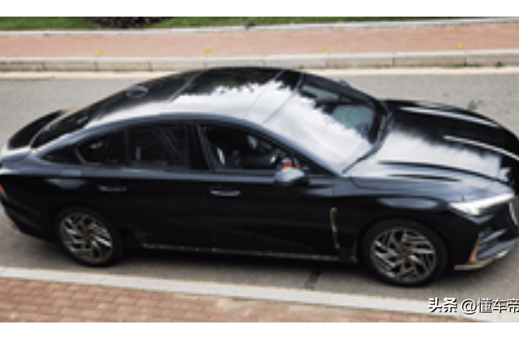 Đúng như hình ảnh phác họa, mẫu xe sang Hồng Kỳ H6 sở hữu thiết kế ngoại thất khá giống với những mẫu xe cùng thương hiệu như H9 hay H5. Điều này được thể hiện rõ qua thiết kế đầu xe với lưới tản nhiệt cỡ lớn, bao quanh bằng nẹp mạ crôm sáng bóng và 2 khe gió nằm dọc. Tuy nhiên, mắt lưới của Hồng Kỳ H6 được thiết kế thể thao hơn.