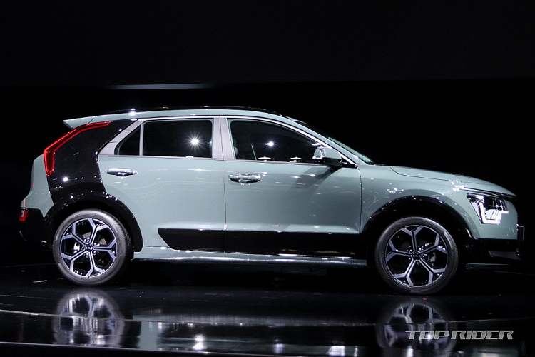 Theo đó, Kia Niro Hybrid 2022 mới có 3 bản trang bị là Trendy, Prestige và Signature với giá dao động từ 26,6 - 33,06 triệu Won (khoảng 507 - 631 triệu đồng). So với thế hệ cũ, giá xe Kia Niro Hybrid 2022 đã tăng nhẹ.