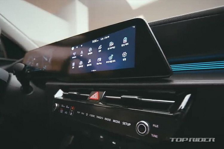 Được biết, Kia Niro Hybrid 2022 sẽ có mặt trên thị trường Hàn Quốc đầu tiên, sau đó mới đến 2 phiên bản plug-in hybrid và thuần điện. Do đó, giá xe Kia Niro 2022 phiên bản plug-in hybrid và thuần điện hiện vẫn chưa được hé lộ.