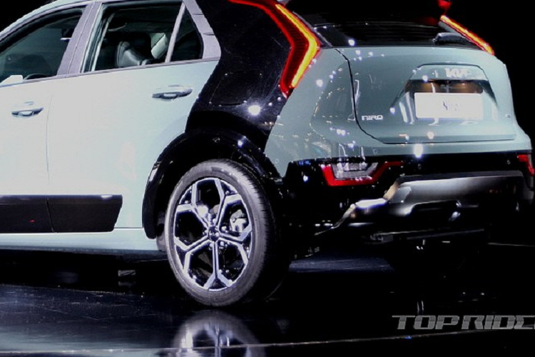 Theo hãng Kia, Niro Hybrid thế hệ mới chỉ tiêu thụ lượng xăng trung bình 20,8 km/lít (khoảng 4,8 lít/100 km) nếu dùng vành 16 inch. Con số tương ứng nếu xe dùng vành 18 inch là 19,1 km/lít (khoảng 5,2 lít/100 km). So với thế hệ cũ, mẫu xe này tiết kiệm xăng hơn đáng kể.