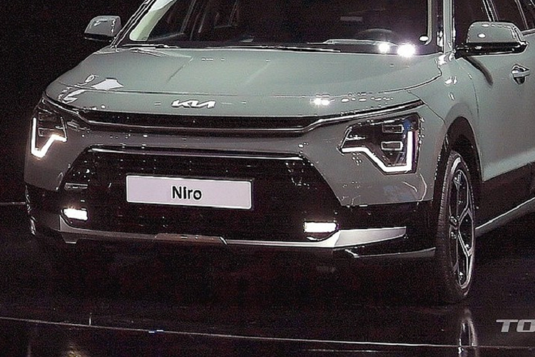 Ở bên sườn, mẫu SUV này có cột C dày dặn, sơn màu tương phản với thân xe và kéo dài xuống chắn bùn sau. Tương tự như vậy, ốp cua lốp và tấm ốp trên cửa cũng được sơn màu đen bóng. Tuy nhiên, thiết kế này chỉ được áp dụng cho phiên bản Signature cao cấp nhất. 