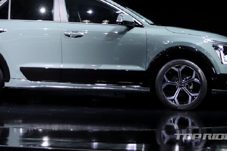 Không chỉ tiết kiệm xăng và có giá bán hợp túi tiền, Kia Niro Hybrid 2022 còn mang trên mình thiết kế ngoại thất táo bạo hơn với dải đèn LED định vị ban ngày hình nhịp tim, bao quanh cụm đèn pha nằm dọc. Tiếp đến là lưới tản nhiệt phía trên được thiết kế hẹp và lưới tản nhiệt bên dưới có kích thước lớn, tích hợp 2 đèn sương mù trước nằm ngang. Ngoài ra, xe còn có tấm ốp gầm giả màu bạc, kéo dài sang hai bên.